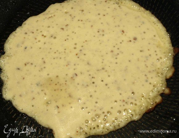 Блинки не пекутся большими. На разогретую сковороду добавить растительное масло и выпекать небольшие по размеру блины. Можно выпекать на сухой, хорошо разогретой сковороде.