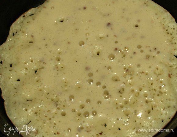 А если есть маленькая по диаметру сковорода, то идеально блинки выпекать в ней.