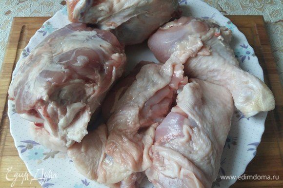 Для холодца нужна 1 свиная рулька (примерно грамм на 500) и 1 крупный куриный окорочек примерно такого же веса. Порезать на несколько частей, помыть.