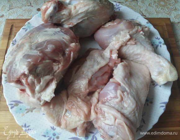 Для холодца нужна 1 свиная рулька (примерно грамм на 500) и 1 крупный куриный окорочек примерно такого же веса. Порезать на несколько частей, помыть.