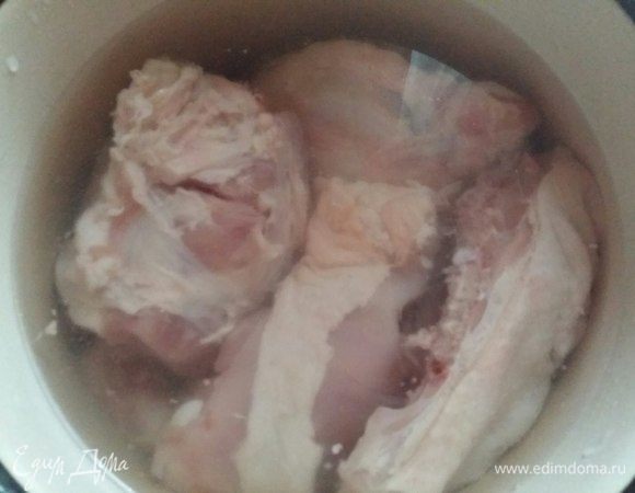 Сложить все в кастрюлю, залить водой так, чтобы только покрыло мясо (у меня это 2 литра) включить огонь и довести до кипения. Следим, чтобы не пропустить момент закипания, нам нужно снять пенку. Тщательно снимаем всю пенку, убавляем огонь до минимума и оставляем на 3 часа вариться под крышкой на медленном огне. 