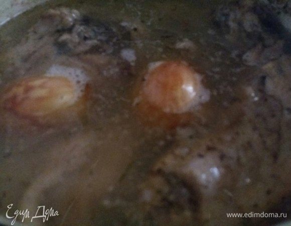 Воду ни в коем случае не добавляем, даже если она немного выкипит. Через 3 часа добавляем 1 луковицу, режем пополам и кидаем в кастрюлю, даже не почистив ее. Все равно потом все мы выкинем. Чеснок несколько зубчиков. Можно порезать пополам каждый. Лавровый лист, перец душистый горошком, соль. И варим еще 2 часа. 