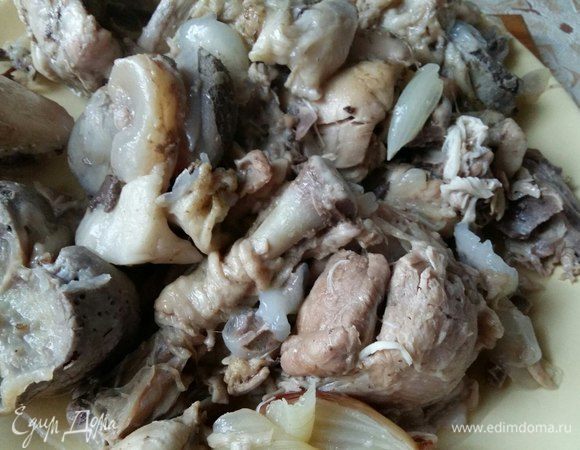 По прошествии 5 часов выключаем огонь. Шумовкой вынуть все мясо, бульон обязательно процедить. 