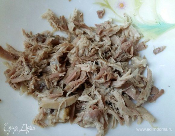 Вилкой либо руками разделываем на волокна все мясо. Кто-то все пропускает через мясорубку, я так не люблю. 