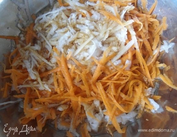 Морковь и дайкон натереть на терке. Влить рисовый уксус и соевый соус. Оставить мариноваться на 15 минут. (Пару раз перемешать за это время). Овощи отжать от уксуса и выложить в тарелку. А жидкость будет основой заправки.