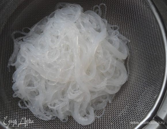 Фунчозу (или стеклянную лапшу) приготовить, как указано на упаковке. Я залила кипятком, оставила на 10 минут и промыла холодной водой. Дать воде стечь.