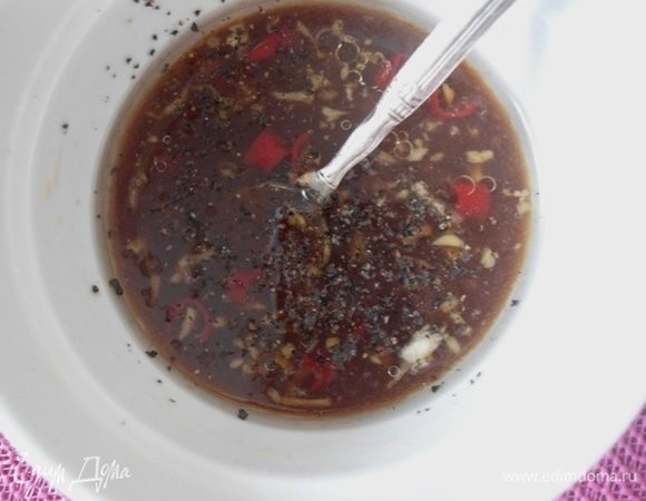 Влить уксус, который остался от маринования моркови, лаймовый сок, масло, добавить еще соевого соуса. Приправить свежемолотым черным перцем и хорошо перемешать.