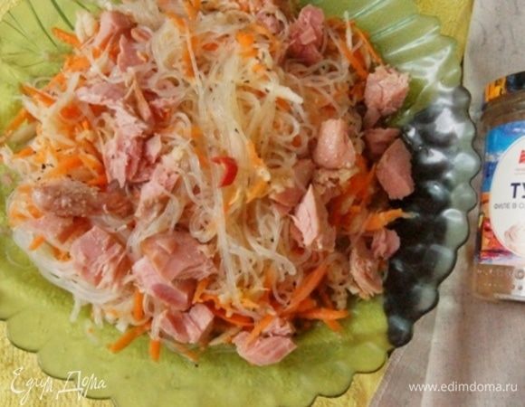 В салатнике соединить дайкон, морковь и фунчозу. Полить заправкой и перемешать. Кусочки консервированного тунца ТМ «Магуро» разместить сверху. Присыпать перцем и подавать!