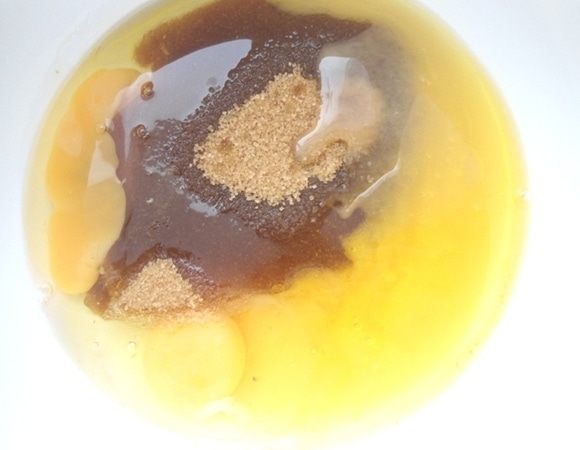 В миске смешать яйца, мед, растительное масло и сахар.