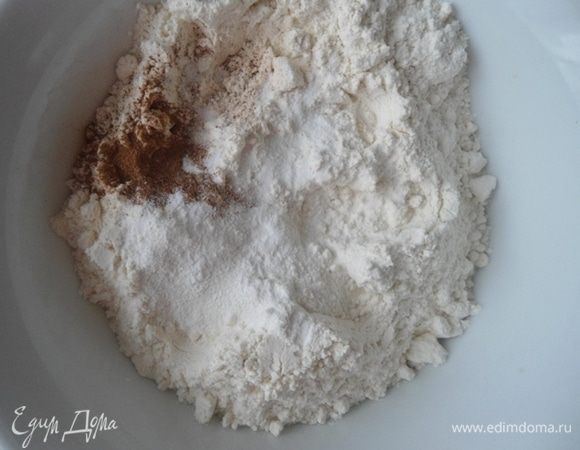 Отдельно смешать муку, разрыхлитель, соду и специи.
