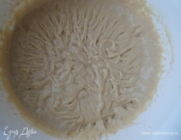 Всыпать мучную смесь в яичную и взбить до однородности.
Духовку разогреть до 170°С.