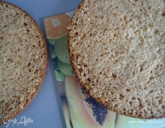 Готовый корж полностью остудить и только тогда разрезать на 2 части.