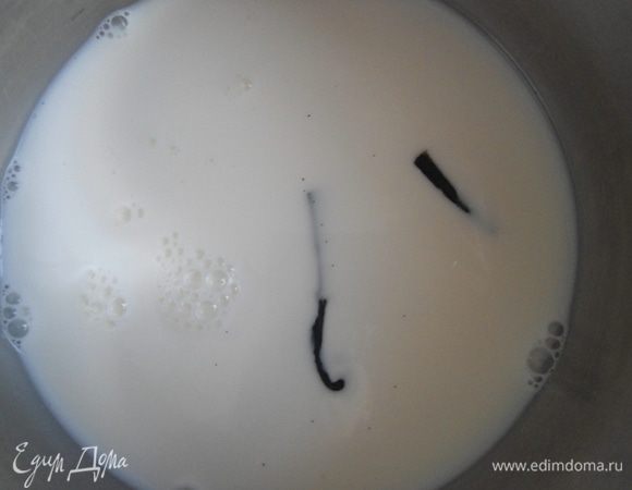 Пока печется корж, готовим крем. Ножом разделить стручок, вынуть семена, добавить в молоко и семена, и стручок. Молоко довести до кипения. Оставить на 5-7 минут, потом процедить.