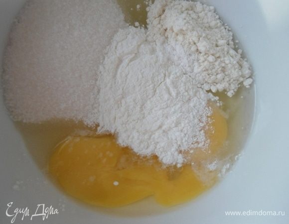 Смешать яйца, муку, сахар и крахмал венчиком.