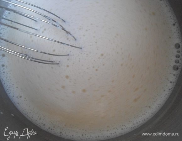 Вернуть смесь в кастрюлю и, постоянно помешивая, на среднем огне сварить крем. У меня ушло 5-7 минут.