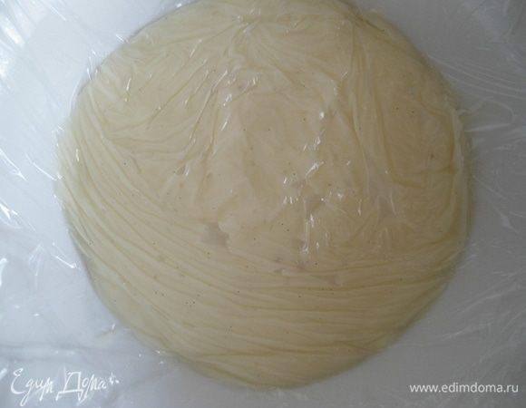 Крем переложить в миску, накрыть пищевой пленкой, прижимая к поверхности крема, и охладить.Он станет еще гуще.