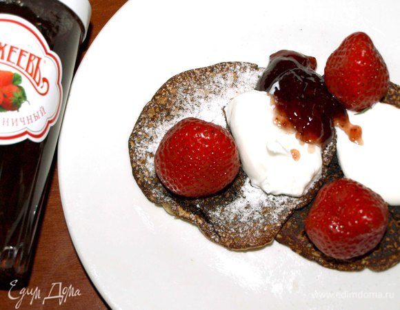Подаем блинки с клубничным джемом ТМ «МахеевЪ», сметаной, творогом.