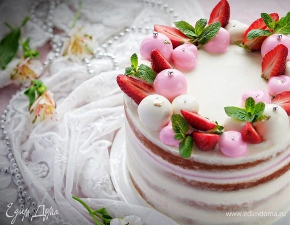 Этот торт готовится в течение минимум 2-х, желательно 3-х дней. В 1-й день нужно испечь бисквит, чизкейк и приготовить мармелад. Во 2-й день нужно приготовить крем, сварить сироп, собрать и украсить торт. Торту желательно (но не обязательно) дать время на пропитку. Хотя бы 3-5 часов. Количества крема хватит ровно на то, чтобы сделать торт в стиле «Рустик» (как у меня на фото, то есть, бока лишь смазаны кремом). Если хотите более толстую кремовую прослойку, увеличивайте количество в 1,5 раза. Для декора я специально делала муссовые фигурки, покрытые зеркальной глазурью. Мусс йогуртовый. Вы же, конечно, можете украсить торт так, как захотите.