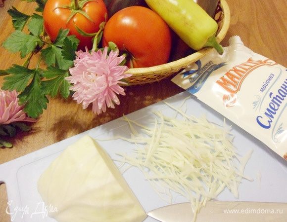 Белокочанную капусту нарезать очень тоненькой соломкой. При желании, можно примять капусту руками.