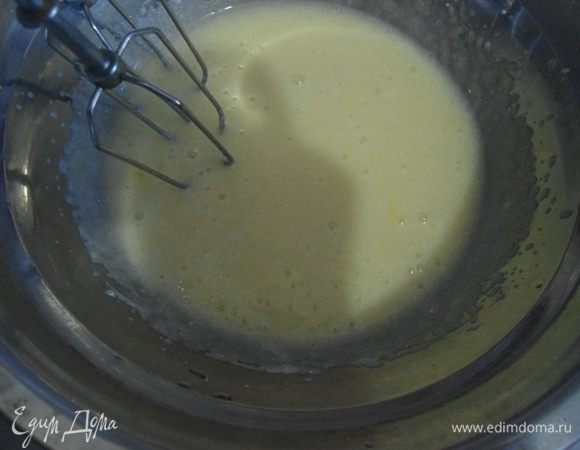 Духовку разогреть до 220°С. Взбить миксером яйцо, сахар и сметану.