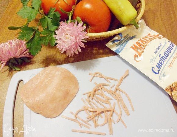 Ветчину нарезать тонкой соломкой.