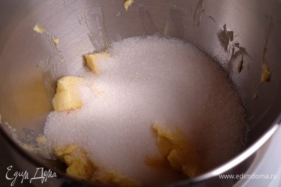 Прежде всего приготовим бисквит королевы Виктории. Духовку разогреваем до 190°С. Смешиваем в чаше миксера масло комнатной температуры и сахар.