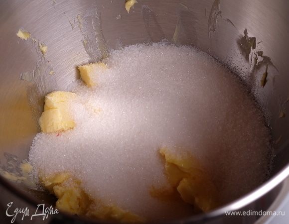 Прежде всего приготовим бисквит королевы Виктории. Духовку разогреваем до 190°С. Смешиваем в чаше миксера масло комнатной температуры и сахар.