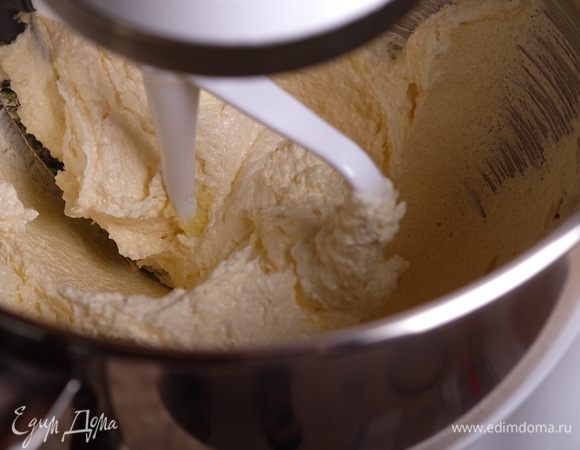 Я тесто замешивала в стационарном миксере насадкой «весло» с гибким ребром. Если у вас миксер ручной — взбивайте венчиками. Итак, взбиваем масло с сахаром в течение 5-7 минут. Оно должно заметно побелеть и увеличиться в объеме. Сахар полностью не растворится — это нормально.