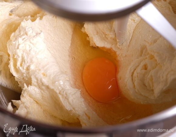 Затем начинаем вводить яйца. По одному. Это важно. И после каждого яйца очень тщательно взбивая смесь не менее 5 минут.