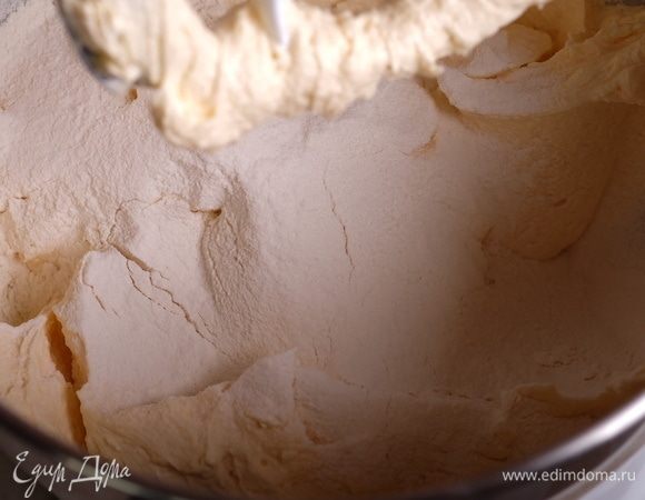 Муку соединяем с разрыхлителем, перемешиваем венчиком и начинаем частями добавлять в тесто, просеивая через сито.