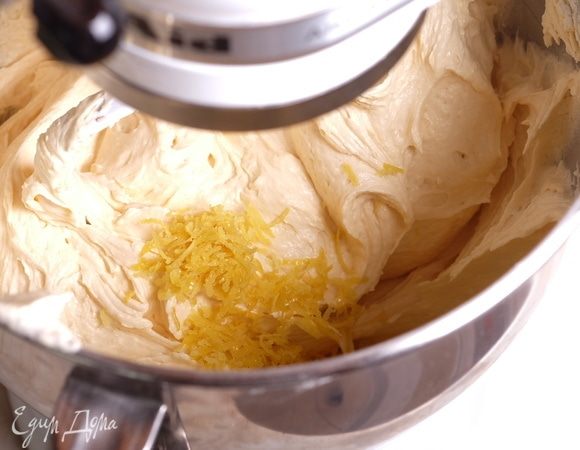 Пока тесто смешивается, моем лимон и снимаем с него цедру. Добавляем в тесто.