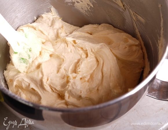 Окончательно замешиваем тесто — оно будет достаточно густым (по сути — это кексовое тесто).