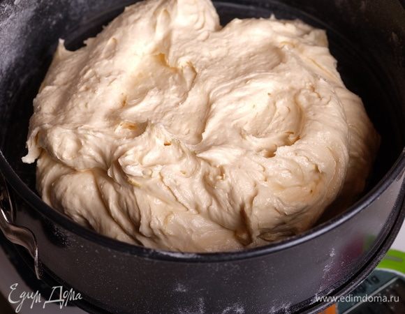 Формы для выпечки (у меня две разъемные, 18 см диаметром) смазываем небольшим количеством холодного сливочного масла, присыпаем мукой, распределяем, излишки стряхиваем («французская рубашка»). Выкладываем по 1/2 теста в каждую форму. Если форма одна, то печем постепенно — сначала один корж (форму остудить), затем второй. Я выпекаю сразу оба коржа одновременно.