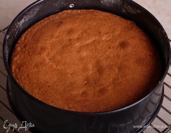 Выпекать нужно 30-35 минут. Важно не пересушить этот бисквит. Как только начнет золотиться — каждые 5 минут проверяем готовность теста на сухую зубочистку. Выходит сухая — вынимаем. Прелесть этого бисквита в том, что он почти никогда не образует купол. Форму с бисквитом ставим на решетку и остужаем 5-10 минут.