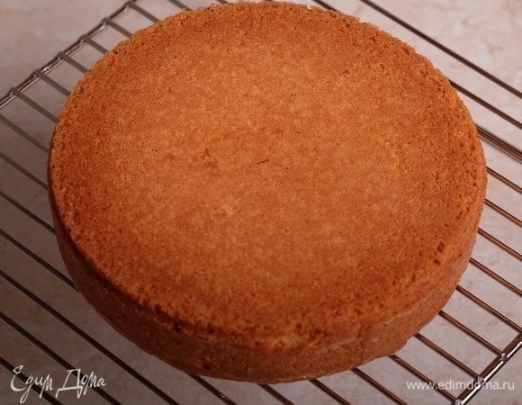 Затем форму с бисквитом переворачиваем — он должен буквально выскочить из формы (если вы не забыли сделать «французскую рубашку»). Остужаем его уже без формы также на решетке. До полного остывания. Затем заворачиваем в пленку и помещаем в холодильник минимум на 3 часа.