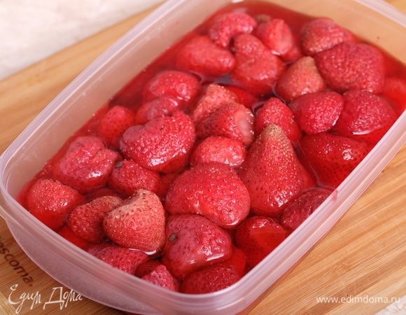 Предварительно нужно разморозить клубнику, сок не сливать. Часть клубники пойдет у нас в чизкейк, часть — в мармелад. Всего нужно 450 г клубники.