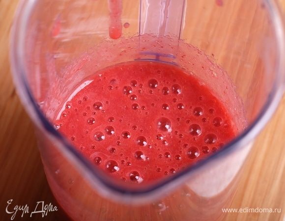 Пробьем клубнику блендером до пюре.