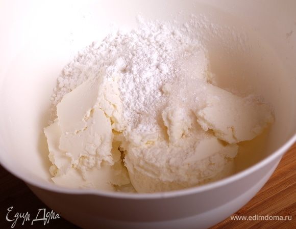 В чашу миксера помещаем творожный сыр (самый идеальный вариант — это Филадельфия, безусловно, я же использовала Альметте), сахар и крахмал. Крахмал важно взять именно кукурузный и никакой другой. На низких оборотах миксера перемешиваем все компоненты. Не взбивать!