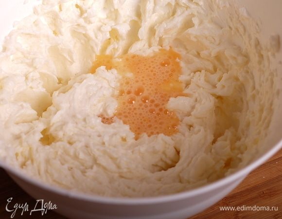 Вливаем половину яйца и снова перемешиваем до объединения.