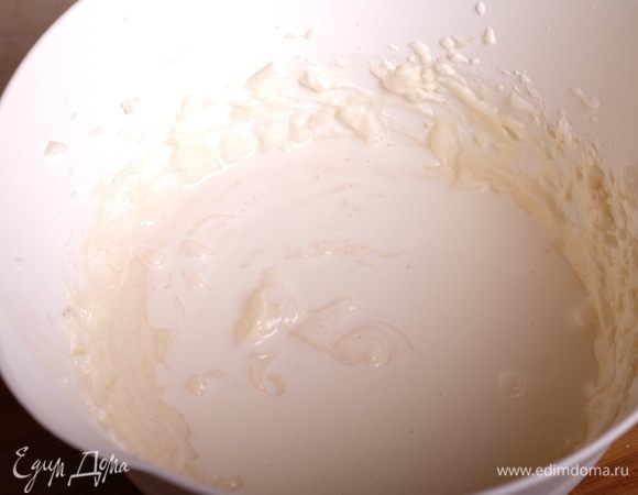 Вливаем сливки и перемешиваем.