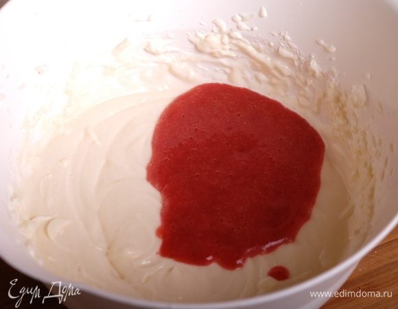 Перемешивать нужно ровно столько, чтобы в итоге была совершенно ровная, однородная глянцевая масса. Добавляем в нее клубничное пюре. Перемешиваем.