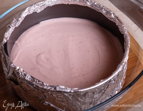 Перед выпечкой необходимо подготовить форму для выпечки. Для этого тщательно оборачиваем разъемную форму несколькими слоями плотной фольги. Форму ничем не смазываем, выливаем в нее всю нашу массу. Ставим форму с чизкейком в огнеупорную форму большего диаметра и заливаем кипятком так, чтобы уровень его доходил хотя бы до 1/2 уровня чизкейка. Выпекаем около 1 часа. Может понадобиться чуть больше времени. Как определить готовность чизкейка? Края уже схватились, а серединка подрагивает. Не бойтесь через час выпечки проверить это. Готовый чизкейк остудить на решетка до полного остывания и убрать в холодильник на ночь прямо в форме (фольгу можно снять).