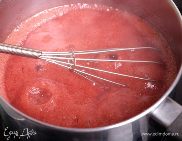 В п.13 мы приготовили клубничное пюре. 65 г пошло в чизкейк, для мармелада потребуется еще 380 г. Ставим сотейник с пюре на плиту и доводим до кипения. Сахар смешиваем с агаром и всыпаем тонкой струйкой в кипящее пюре. Варим, помешивая венчиком, 2 минуты.
