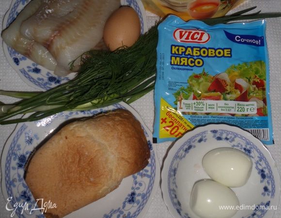 Подготавливаем продукты. 2 куриных яйца заранее отвариваем и остужаем. Для приготовления использую филе минтая.