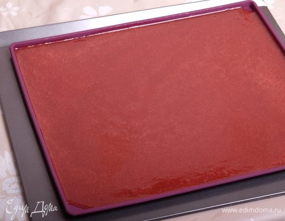 Далее выливаем еще горячий мармелад или на силиконовый противень или (лучше всего) в металлические кольца 18 см, обтянутые пищевой пленкой. Через примерно час мармелад должен застыть. Для стабилизации поставить мармелад на ночь в холодильник.