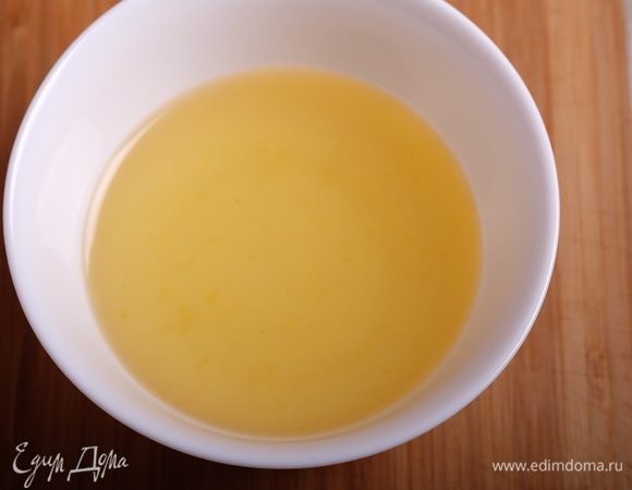 День 2-й Приготовим сироп для пропитки. Я советую пропитать коржи, так они будут еще насыщеннее. Как я говорила выше, я использовала уже готовый сироп, оставшийся после приготовления карамелизованных апельсинов. Если у вас его нет, то просто соединяем в сотейнике сахар, воду и сок лимона и доводим до кипения. Сироп остужаем.