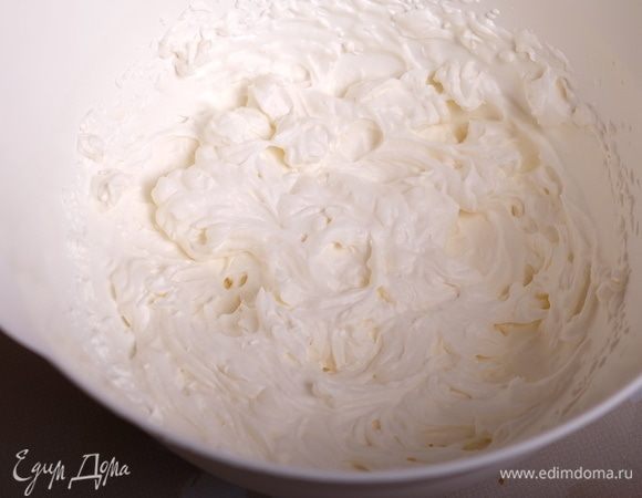 Готовим сливочно-творожный крем. Он гораздо легче моего любимого крема (сыр+сливочное масло), при этом у этого крема получается изумительный белый цвет. Очень холодные сливки взбиваем до крепких пиков.