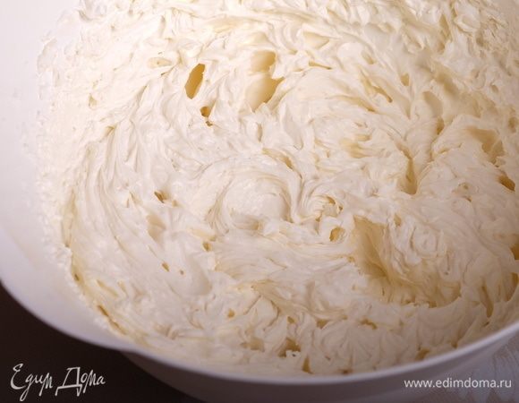 Соединяем вместе сливочный сыр, взбитые сливки и сахарную пудру и очень тщательно взбиваем. Крем готов!