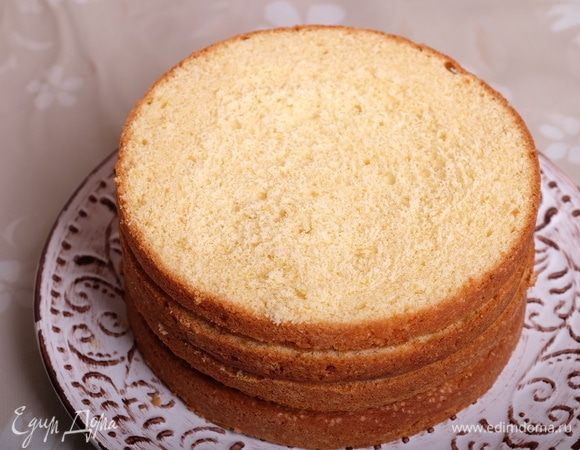 Собираем торт. Для этого разрезаем оба коржа пополам — получается 4 одинаковых коржика.