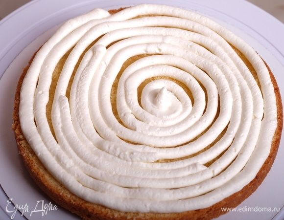 Далее по спирали отсаживаем крем (у меня круглая насадка 5 мм диаметр).